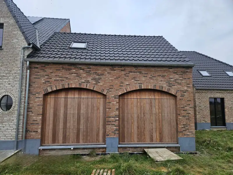 Gedetailleerd metselwerk en voegwerk rond boogvensters in Rekkem, West-Vlaanderen