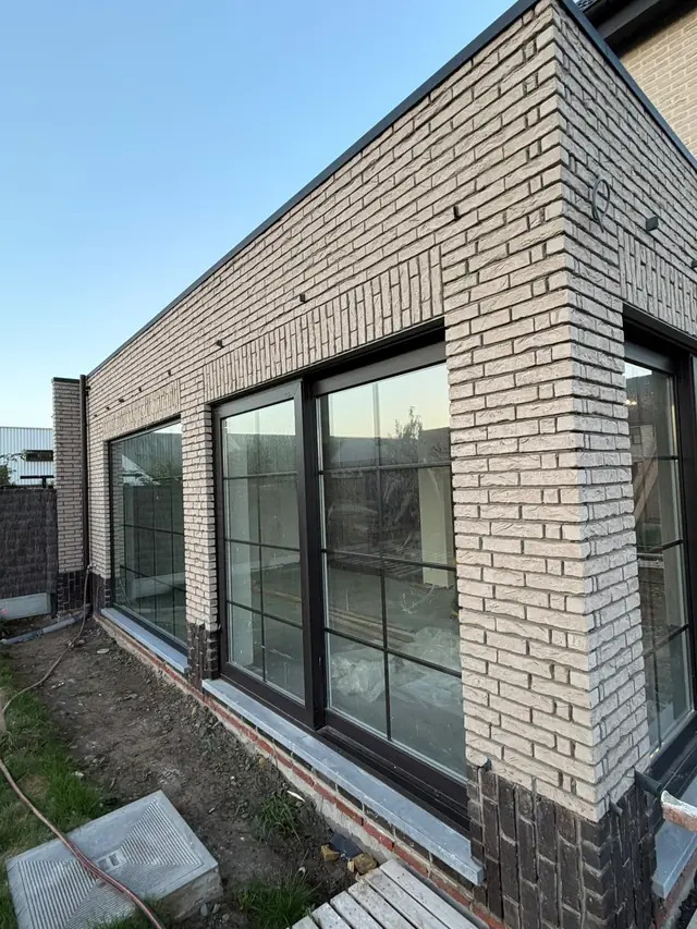 Aanbouw in lichte baksteen in Lauwe, gevoegd met Seifert-voegmortel