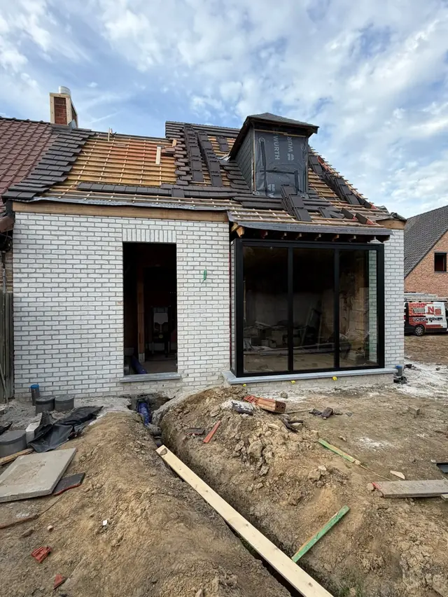 Aanbouw in witte baksteen in Izegem na het voegen