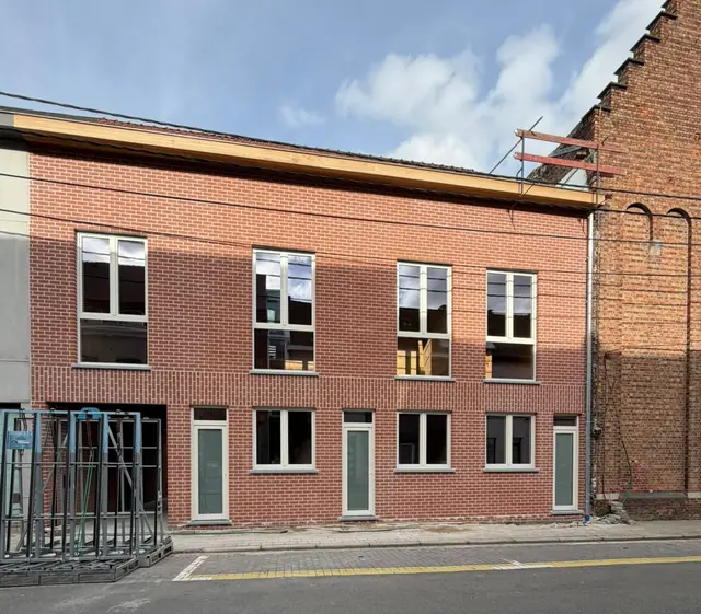 Stadswoning met gevel in rode baksteen en nieuwe ramen