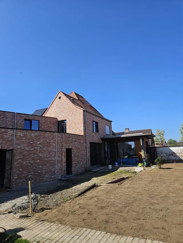 Nieuwbouwwoning in rode baksteen, met de tuin nog in aanleg