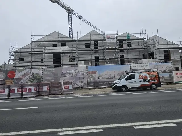 Nieuwbouwproject met meerdere woningen in de stelling, met de bestelwagen van NS Voegwerken ervoor