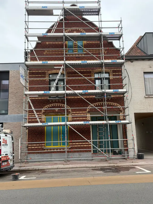 Rijwoning in Kortrijk in de stelling tijdens het voegen