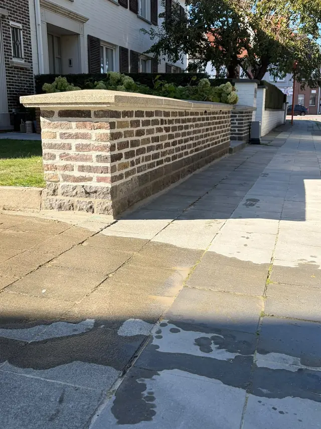Lage tuinmuur in baksteen in Kortrijk na het hervoegen