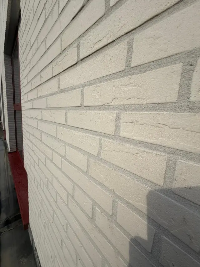 Detail van witte langformaatsteen met de nieuwe voegen in Kuurne