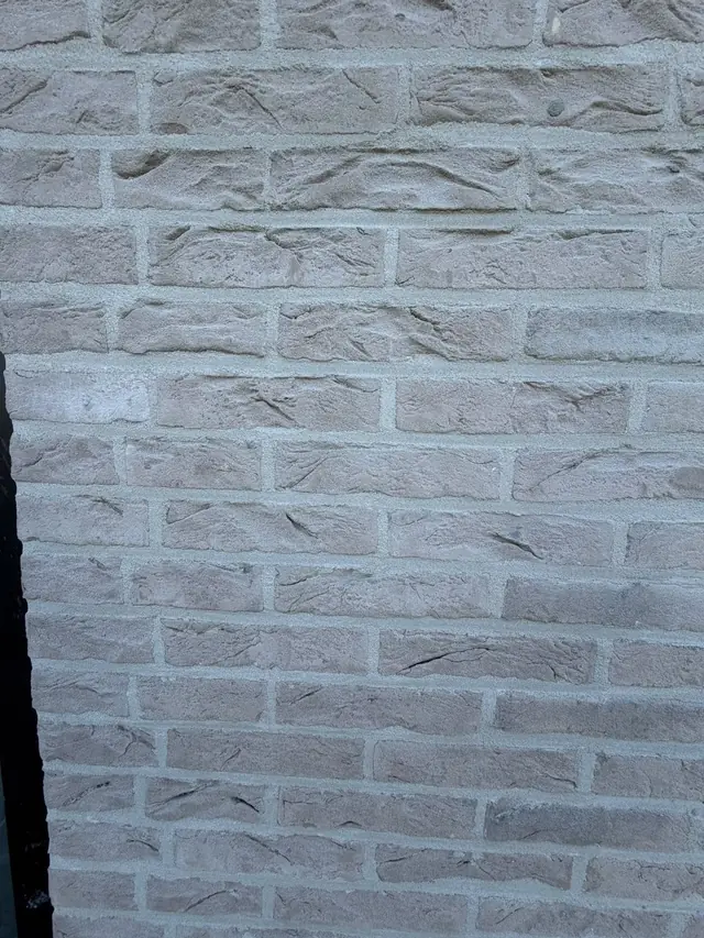 Detail van lichte baksteen met reliëf en voegen in Seifert-voegmortel in Lauwe