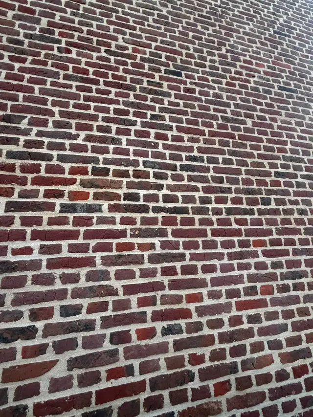 Detail van nieuwe, lichte voegen in oude rode baksteen in Lauwe