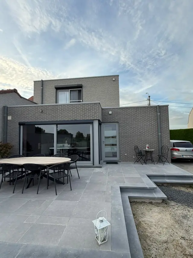 Achtergevel van de nieuwbouwwoning in Lendelede met terras, na het voegen