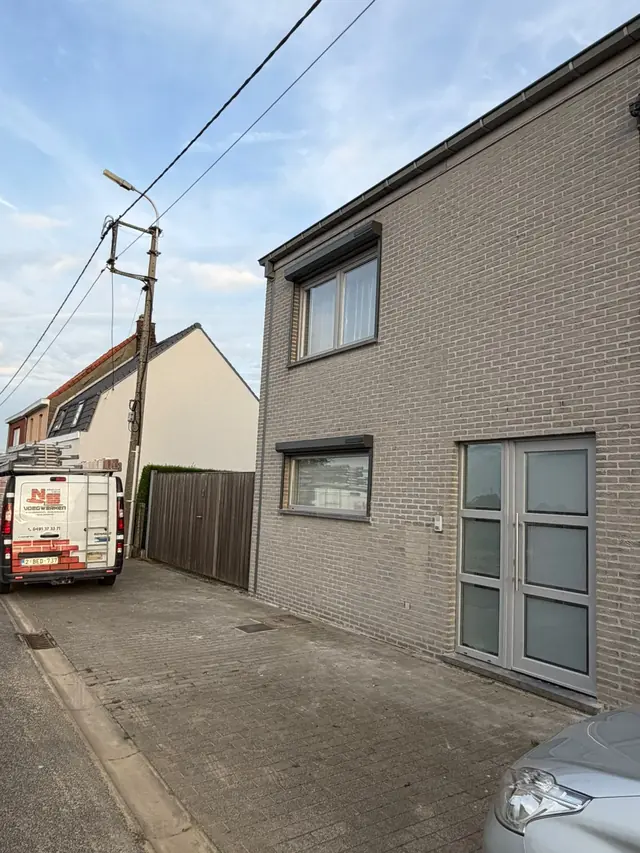 Moderne nieuwbouwwoning in grijze baksteen in Lendelede