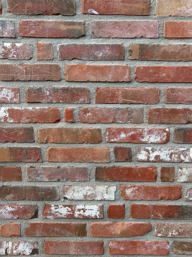 Detail van rood genuanceerde baksteen met nieuwe voegen in Moorslede