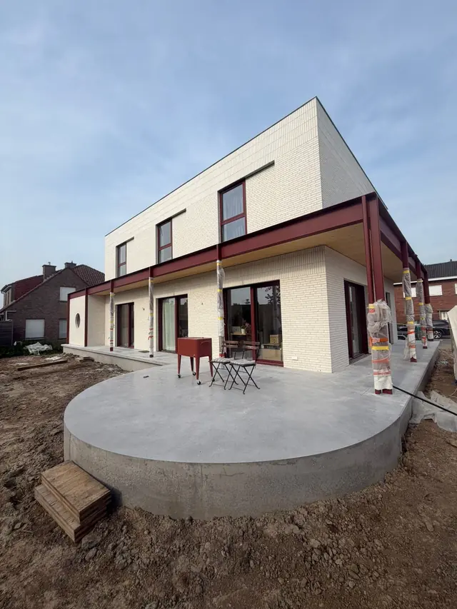 Nieuwbouwwoning in witte baksteen in Kuurne na het voegwerk