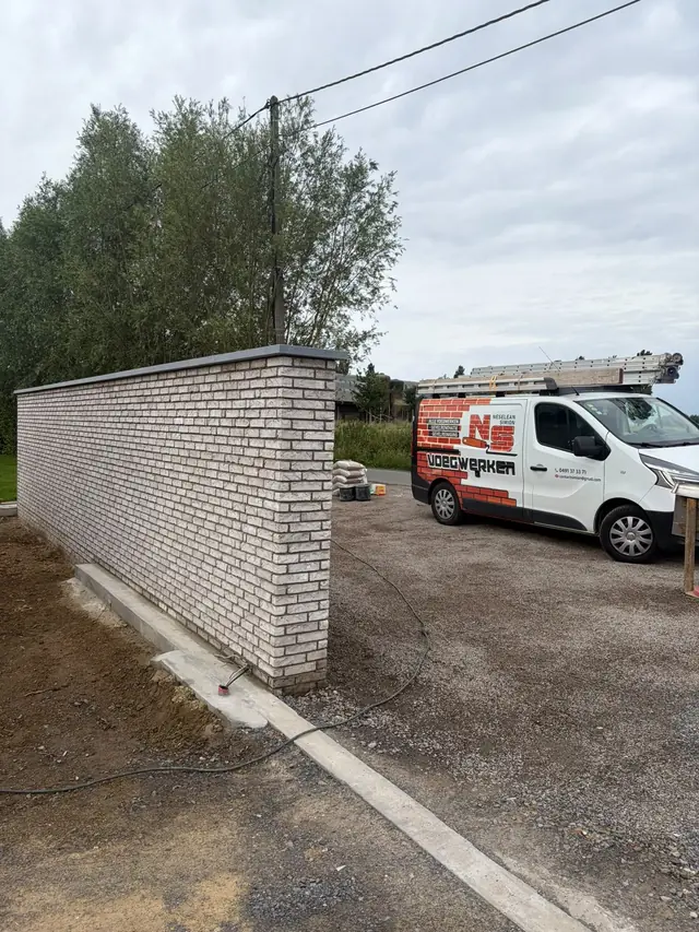 Nieuwe tuinmuur in lichte baksteen in Bellegem