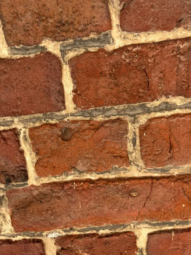Close-up van nieuwe, lichte voegen in rode baksteen na het zandstralen en voegen
