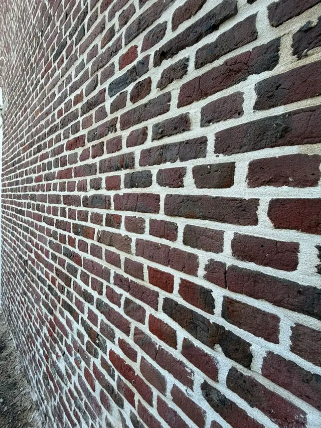 Close-up van de nieuwe voegen in de oude baksteen van de schuur in Lauwe