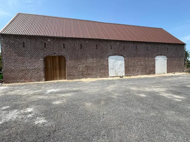 Lange schuur in baksteen in Lauwe na het uitslijpen, reinigen en hervoegen