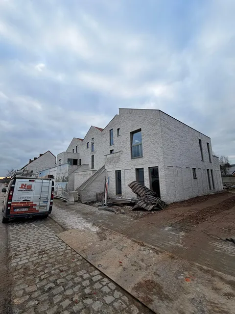 Hoek van een nieuwbouwproject in lichte baksteen