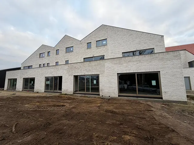 Achtergevels in lichte baksteen met grote ramen