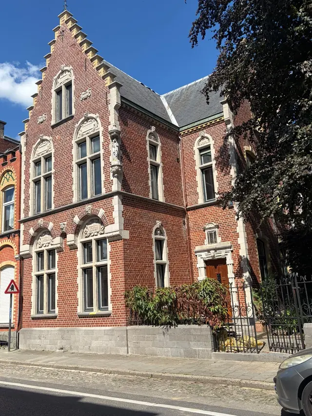 Herenhuis met trapgevel in Roeselare na de gevelreiniging en de hydrofuge