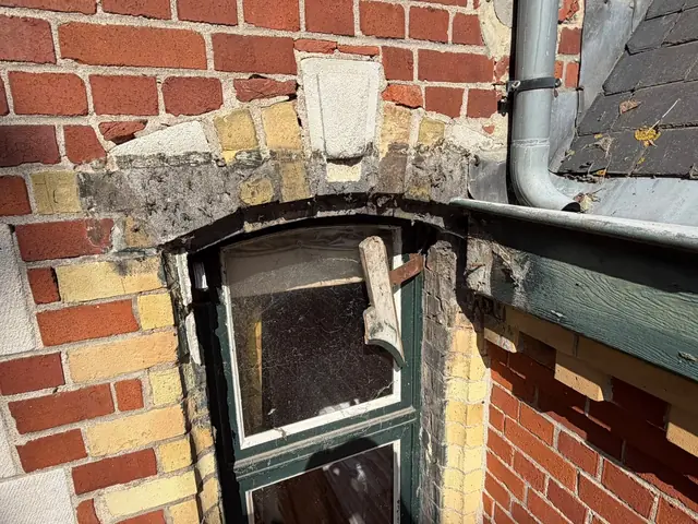 Verweerde, afgebrokkelde steen boven een raam van het herenhuis in Roeselare