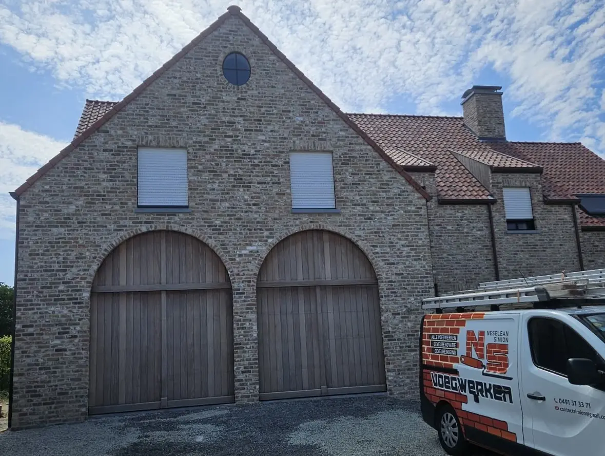 Dezelfde nieuwbouwwoning na het voegen met een grijze voeg