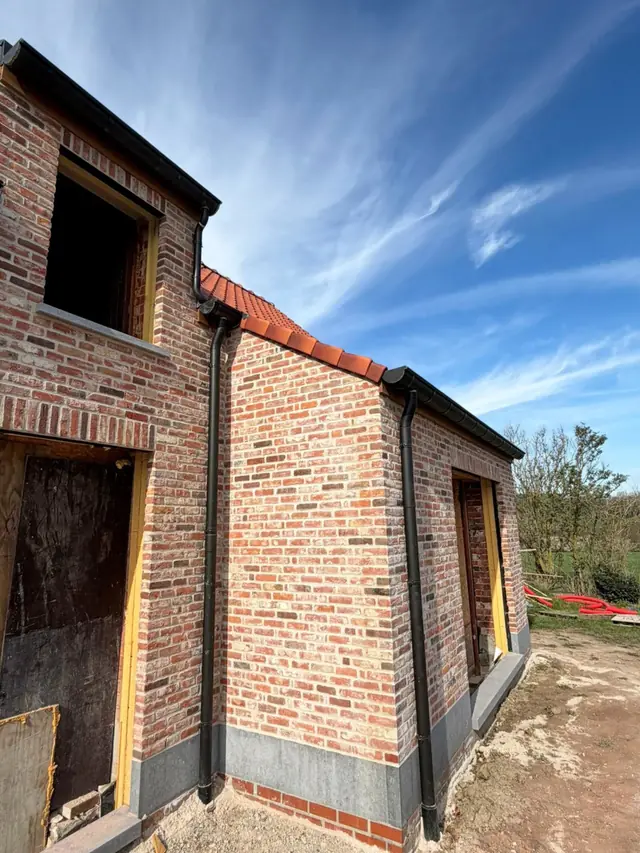 Hoek van een gevel in rode baksteen met nieuw voegwerk