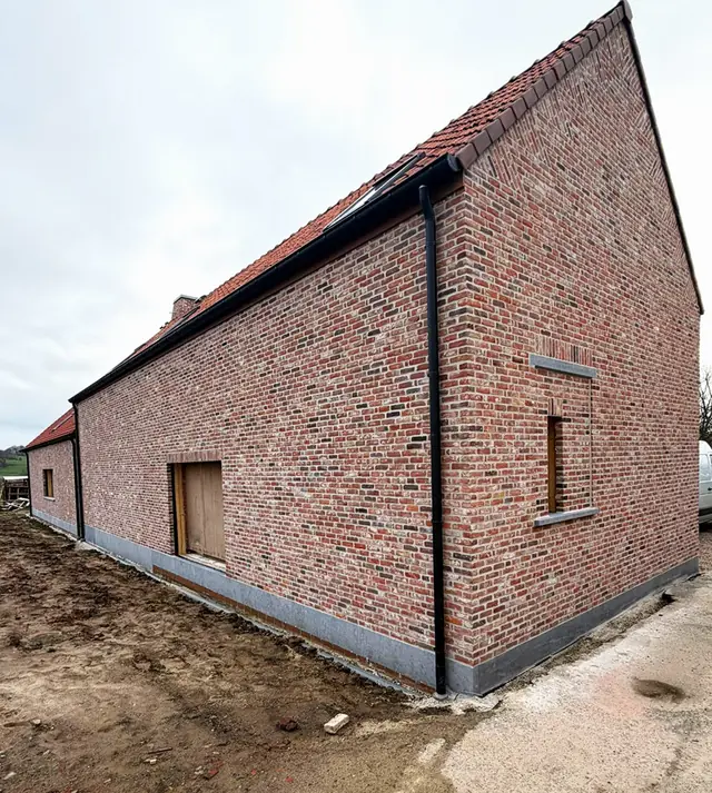 Zijgevel van een nieuwbouw in rode baksteen