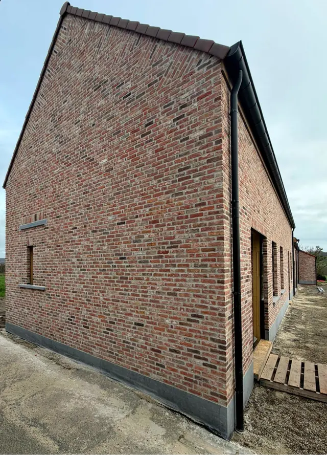 Strak uitgevoerd voegwerk bij nieuwbouwwoning met bakstenen gevel