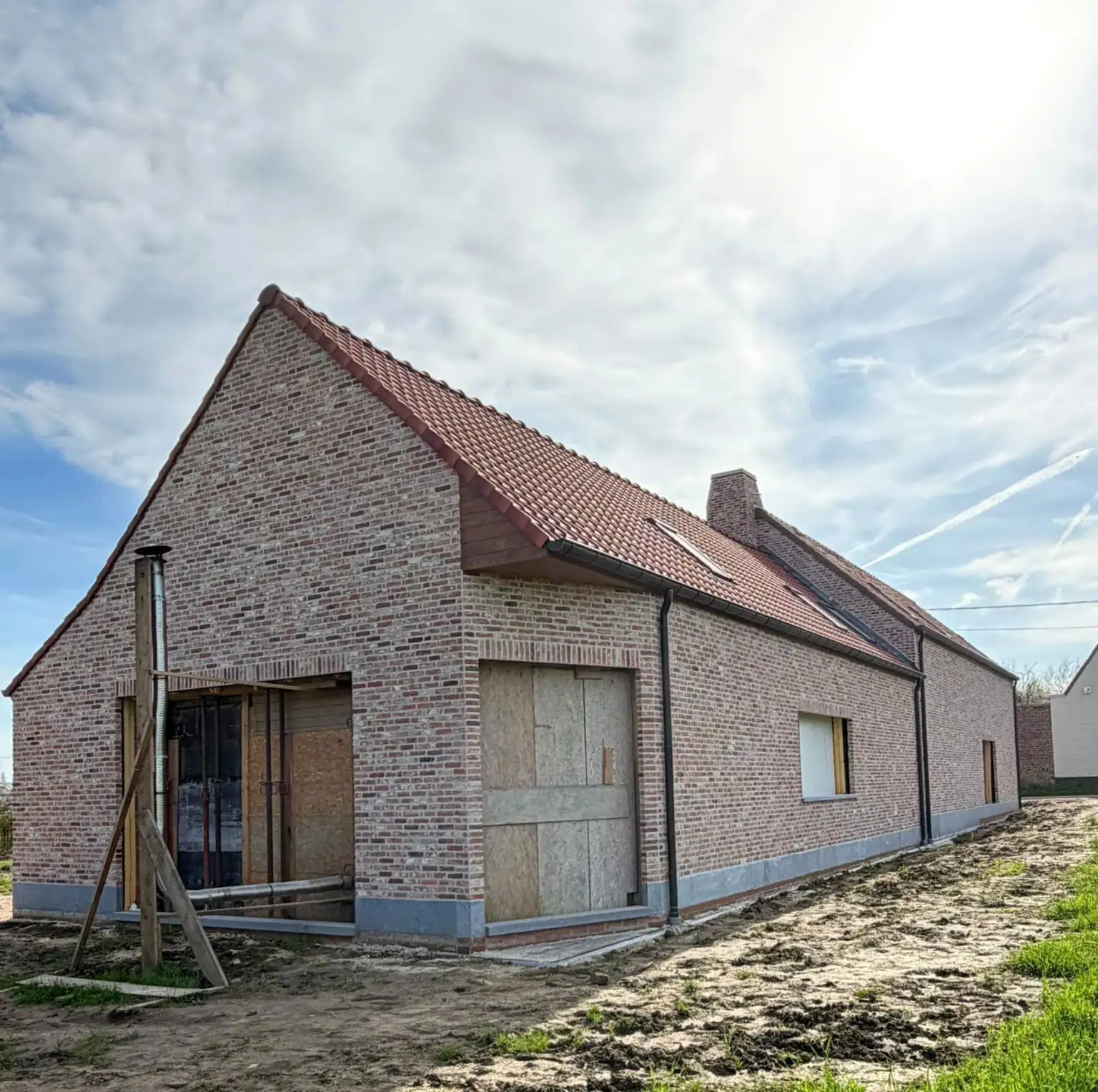 Nieuwbouwwoning in genuanceerde baksteen met rood pannendak