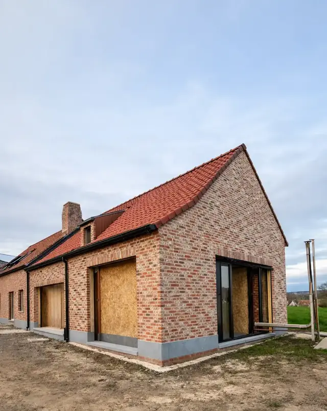 Nieuwbouwwoning in rode baksteen met rood pannendak